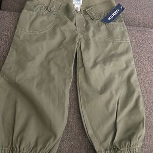 Nwt Girls kahki capris size 4t A19